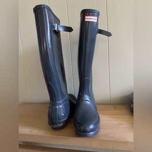 Grey Hunter rain boots size 8, worn once, they’ve been sitting in my closet!